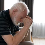 Alzheimer Unutkanlığı mı, Normal Yaşlılık mı? Belirti Rehberi