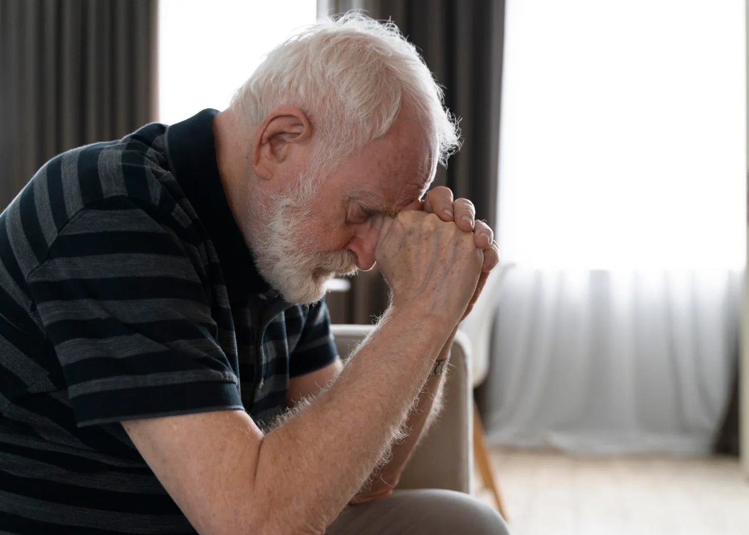 Alzheimer Unutkanlığı mı, Normal Yaşlılık mı? Belirti Rehberi